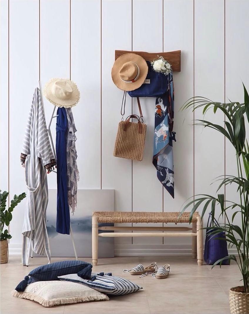 STRAW BENCH